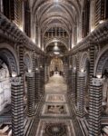 24 Duomo Siena Il pavimento del Duomo di Siena in tutto il suo splendore. Il trionfo di decorazioni marmoree torna calpestabile per pochi mesi: insieme a La Porta del Cielo, una nuova apertura straordinaria a favore di turisti