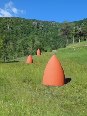 Arte Natura Poesia. A Morterone, paesino in provincia di Lecco, due nuove opere per il Museo a cielo aperto. Mauro Staccioli e Carlo Ciussi: armonie contemporanee tra paesaggio e forme concettuali