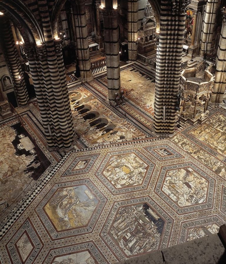 7 Pavimento Duomo Siena Il pavimento del Duomo di Siena in tutto il suo splendore. Il trionfo di decorazioni marmoree torna calpestabile per pochi mesi: insieme a La Porta del Cielo, una nuova apertura straordinaria a favore di turisti