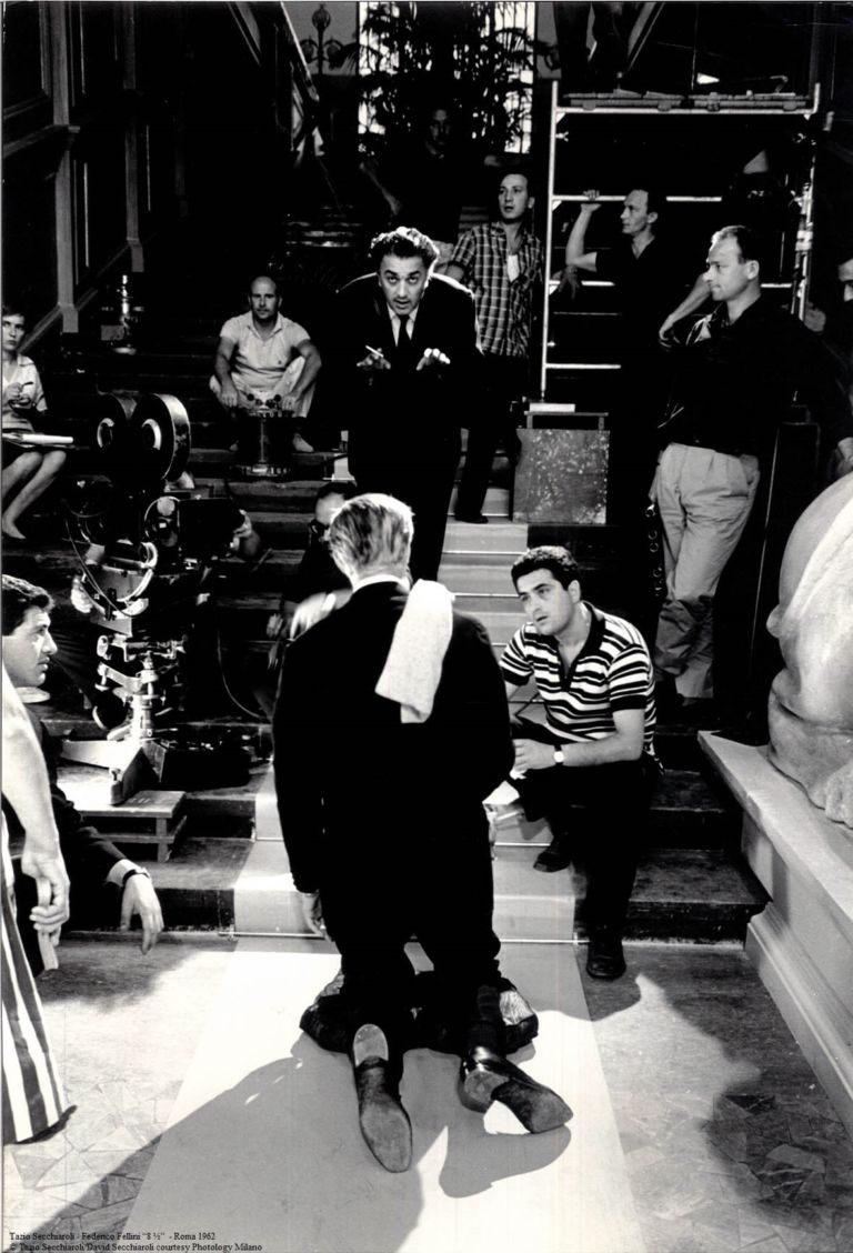 8 e mezzo Federico Fellini Tazio Secchiaroli nerospinto gallery Federico Fellini a lavoro, visto da Tazio Secchiaroli. Si inaugura a Noto un nuovo spazio per Photology: scatti d'autore dai set dei grandi film del maestro, a Cinecittà