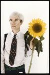 Andy Warhol ritratto da Steve Woods Il Warhol ritrovato sbarca in Europa. Al MUCA di Monaco gli scatti inediti con cui Steve Woods ha immortalato nel 1981 il re della pop art: sguardo timido, girasole in mano, zainetto in spalla...