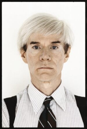 Il Warhol ritrovato sbarca in Europa. Al MUCA di Monaco gli scatti inediti con cui Steve Woods ha immortalato nel 1981 il re della pop art: sguardo timido, girasole in mano, zainetto in spalla…