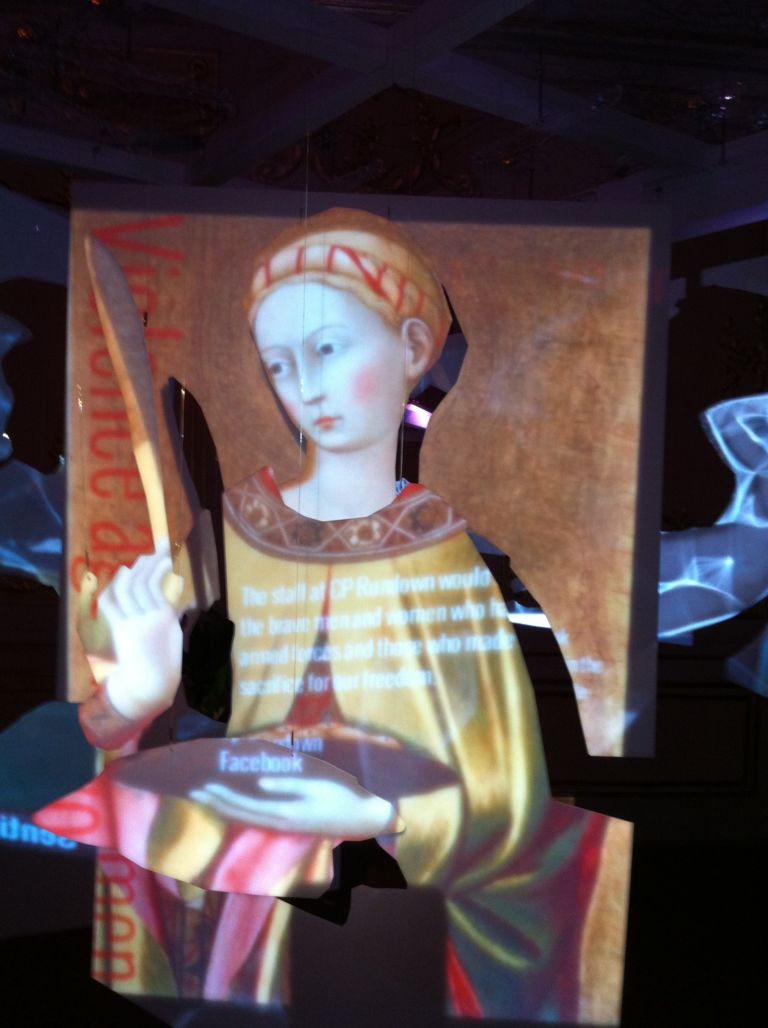 Ballata delle donne Palazzo Sansedoni Siena 3 e1372693981894 La Fondazione Monte dei Paschi cerca riscatto con l'arte. A Siena l’installazione interattiva “Ballata delle donne” prende i corpi da tre dipinti antichi e li anima secondo gli umori del web…