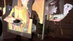 La Fondazione Monte dei Paschi cerca riscatto con l’arte. A Siena l’installazione interattiva “Ballata delle donne” prende i corpi da tre dipinti antichi e li anima secondo gli umori del web…