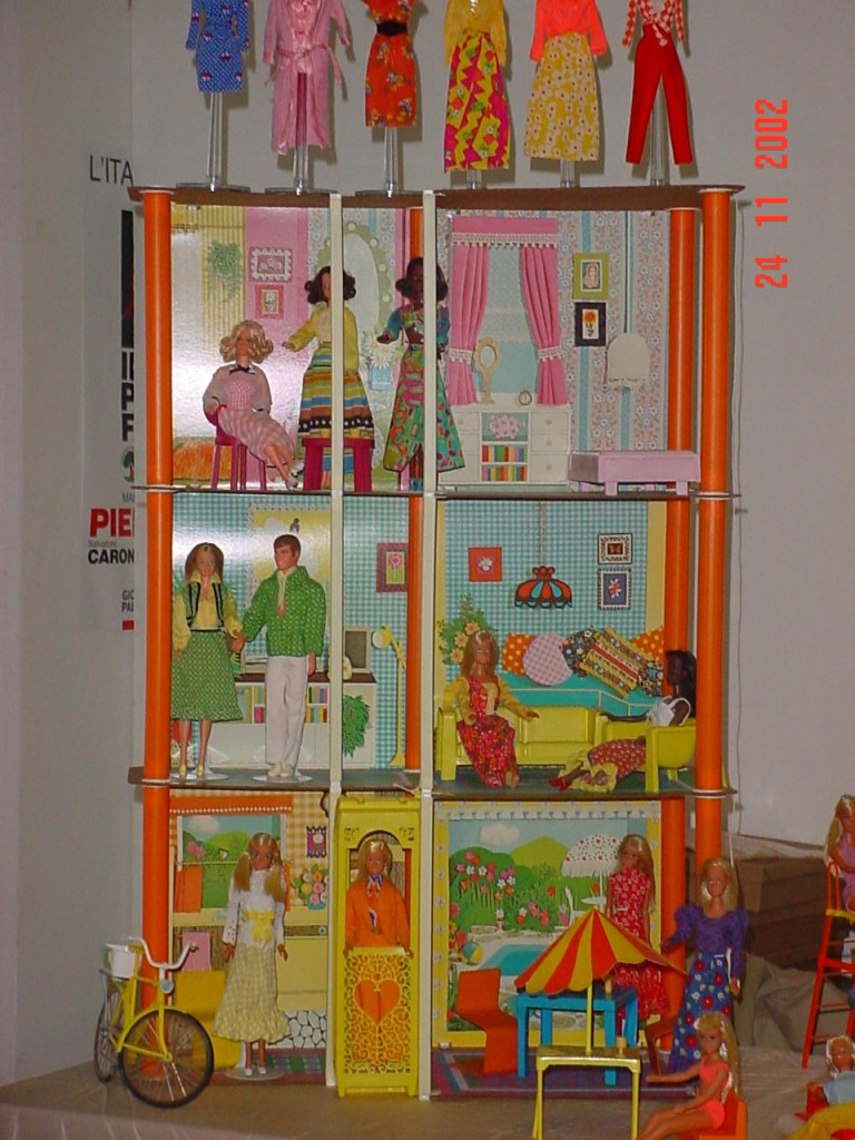 Casa di Barbie1970 Barbie al Politecnico di Milano, ospite del corso di Design della Moda. Un concorso per gli studenti: la lunga tradizione delle case Mattel, reinventata con lo stile Boffi