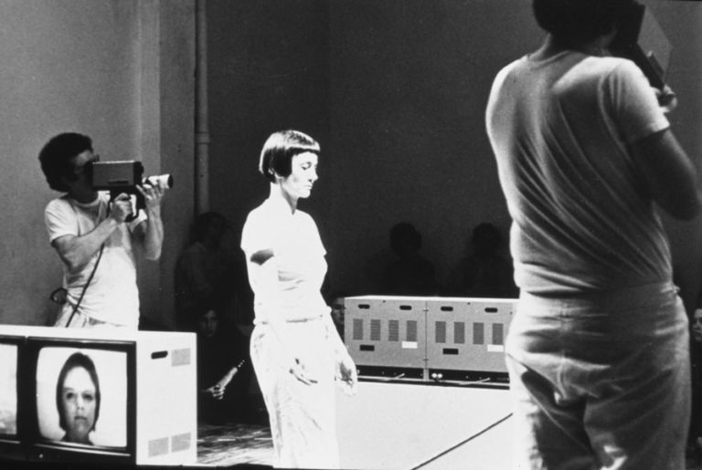 Dettaglio della fotografia del documentale Videodances 1974. Video performance Byrd Hoffmann School Nueva York. Juan Downey. Evoluzione di un’utopia