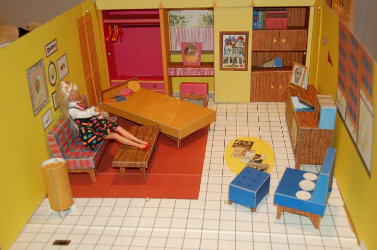 Dream House del 1962 tutta in cartone si ripiegava a mo di valigia Barbie al Politecnico di Milano, ospite del corso di Design della Moda. Un concorso per gli studenti: la lunga tradizione delle case Mattel, reinventata con lo stile Boffi