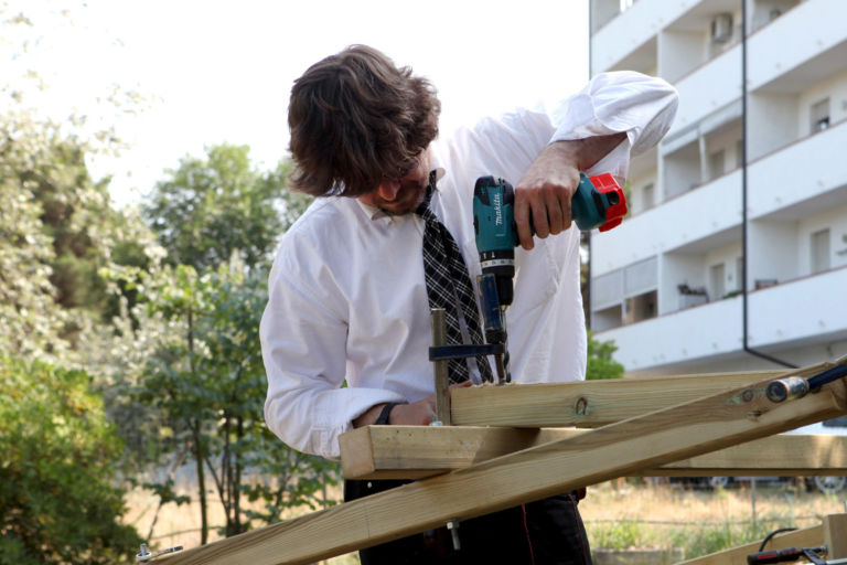 Duilio Forte al lavoro Se Duilio Forte va a far visita a Remo Brindisi. Arte d’estate, per i quarant’anni della casa-museo dell’artista scomparso nel 1996, a Lido di Spina arriva il ventottesimo Sleipnir dell’architetto e designer milanese