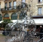 E Jaume Plensa SilentMusicII PlaceStPierre Bordeaux 1 Jaume Plensa va al parco. A Bordeaux