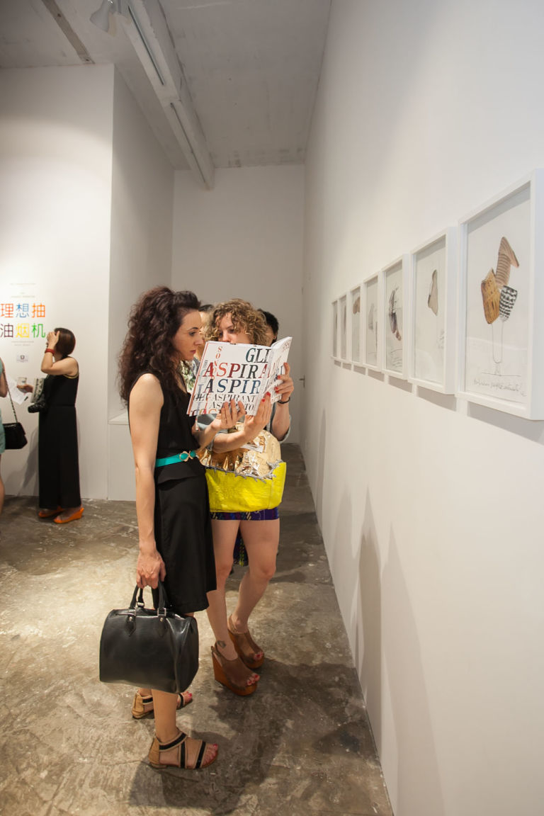 Eugenia Palagi e Sissi 2 Sissi vola a Shanghai, a bordo dei suoi Aspiranti Aspiratori. Terza tappa per il progetto sostenuto da Elica e Fondazione Casoli. Tutte le foto dell'opening alla galleria Aike-Dell'Arco