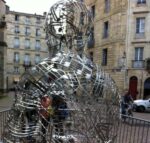 F Jaume Plensa SilentMusicII PlaceStPierre Bordeaux 2 Jaume Plensa va al parco. A Bordeaux