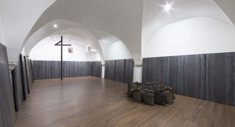 Galleria Giacomo Guidi Jannis Kounellis Veduta mostra 2. Ph. Giorgio Benni Jannis Kounellis e la drammaticità dell’arte