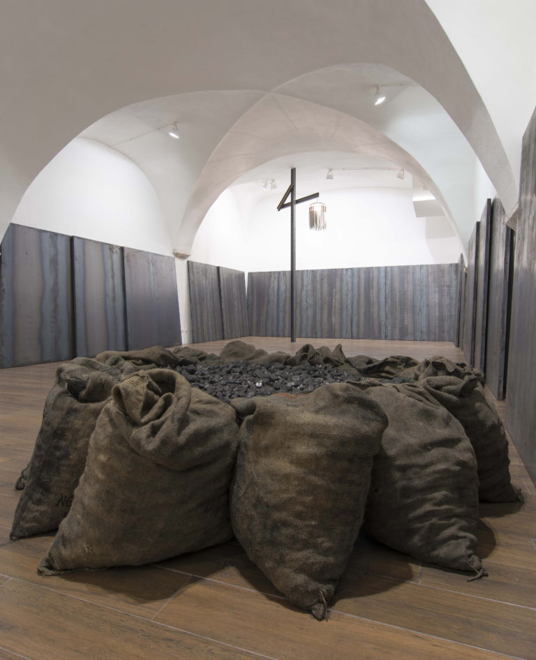 Galleria Giacomo Guidi Jannis Kounellis Veduta mostra Ph. Giorgio Benni Jannis Kounellis e la drammaticità dell’arte