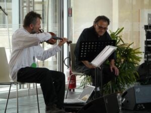 Giovanni Lindo Ferretti al MUSE di Trento: in scena nella hall del nuovo museo il suo “Bella gente d’Appennino”, recital che abbraccia le più ancestrali tradizioni della cultura popolare montana. E dunque italiana