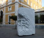 Giuseppe Penone Anatomia Giuseppe Penone a Carrara. Una nuova scultura a cielo aperto, di fronte l'Accademia. Increspature nel marmo, tra memorie di corpi e di paesaggi: le foto, dal Marble Weeks