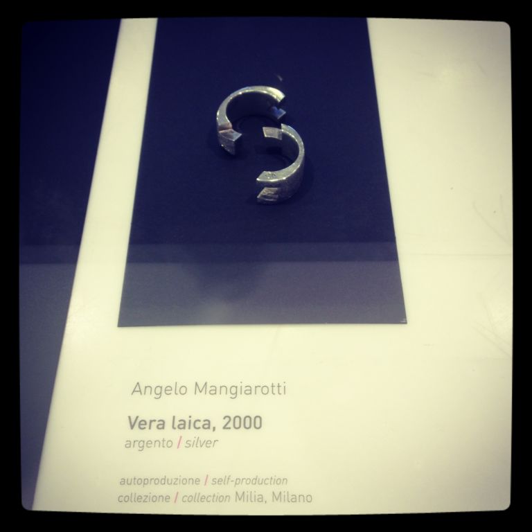 Il design italiano incontra il gioiello Triennale di Milano Vera Laica 2000 di Angelo Mangiarotti Gioiello e design, un matrimonio di successo. Una ricca collettiva in Triennale mostra collane, anelli, pendenti e orecchini creati di designer dagli anni Cinquanta ad oggi: ecco le immagini…