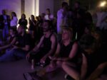 Il pubblico della performance Novità a Milano: la Gloria Maria Gallery più che lasciare raddoppia! Una performance di Lorenzo Senni chiude lo spazio in via Watt, un intervento di Thomas De Falco inaugura in autunno la collaborazione con il brand Les Copains