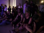 Il pubblico della performance Novità a Milano: la Gloria Maria Gallery più che lasciare raddoppia! Una performance di Lorenzo Senni chiude lo spazio in via Watt, un intervento di Thomas De Falco inaugura in autunno la collaborazione con il brand Les Copains