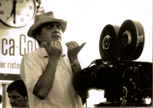 Federico Fellini a lavoro, visto da Tazio Secchiaroli. Si inaugura a Noto un nuovo spazio per Photology: scatti d’autore dai set dei grandi film del maestro, a Cinecittà
