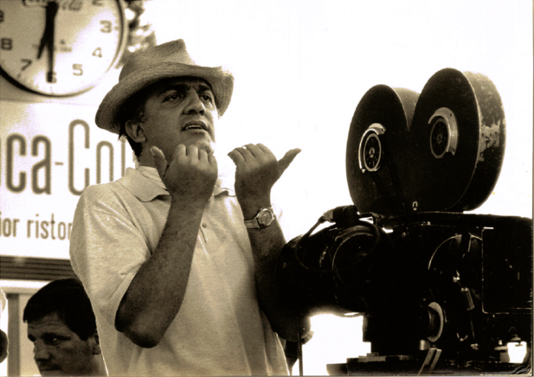 Immagine Federico Fellini a lavoro, visto da Tazio Secchiaroli. Si inaugura a Noto un nuovo spazio per Photology: scatti d'autore dai set dei grandi film del maestro, a Cinecittà