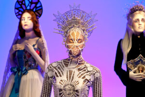 Jean Paul Gaultier in tour. From the sidewalk to the catwalk