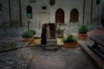 La Prodigiosa Fontana Individuale di Jaume Plensa 1 Nessuno tocchi la fontana di Jaume Plensa. Il sindaco di Nocera Umbra vuole abbattere l’opera del grande artista spagnolo per rifare una piazza, ma il mondo dell’arte si ribella: parte una petizione, e ora un “processo” pubblico…