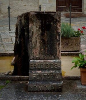 Nessuno tocchi la fontana di Jaume Plensa. Il sindaco di Nocera Umbra vuole abbattere l’opera del grande artista spagnolo per rifare una piazza, ma il mondo dell’arte si ribella: parte una petizione, e ora un “processo” pubblico…