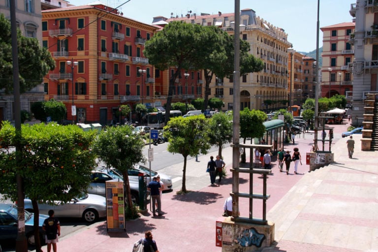 La Spezia piazza Verdi comè ora 2 Sgarbi isterico, Bray scorretto, cittadini retrodatati. Ne ha per tutti Alessandro Mendini, che lancia la petizione online per difendere il progetto di Daniel Buren che vorrebbe riqualificare piazza Verdi a La Spezia. E incassa il sostegno di un certo Maurizio Cattelan...