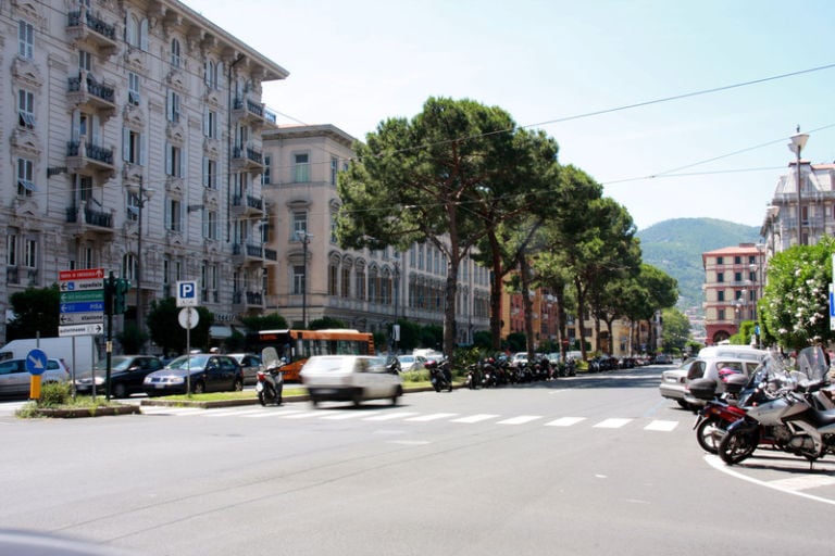 La Spezia piazza Verdi comè ora 3 Sgarbi isterico, Bray scorretto, cittadini retrodatati. Ne ha per tutti Alessandro Mendini, che lancia la petizione online per difendere il progetto di Daniel Buren che vorrebbe riqualificare piazza Verdi a La Spezia. E incassa il sostegno di un certo Maurizio Cattelan...