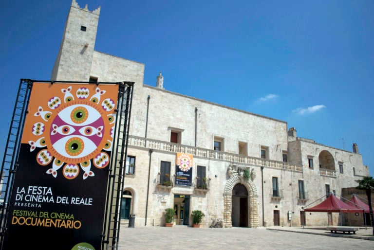 La festa di Cinema del Reale 2 Una festa del cinema nel Salento. Sguardi sul reale, miscelando musica, sogni e immagini di città contemporanee. Decima edizione, nei dintorni di Lecce