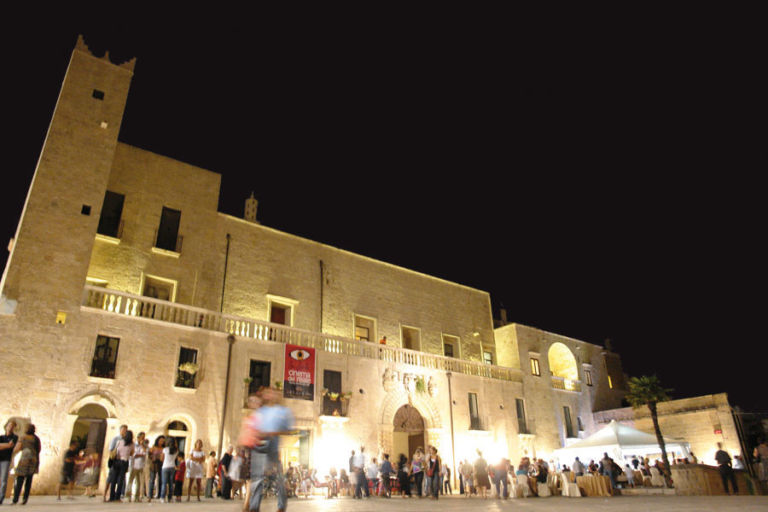 La festa di Cinema del Reale 5 Una festa del cinema nel Salento. Sguardi sul reale, miscelando musica, sogni e immagini di città contemporanee. Decima edizione, nei dintorni di Lecce