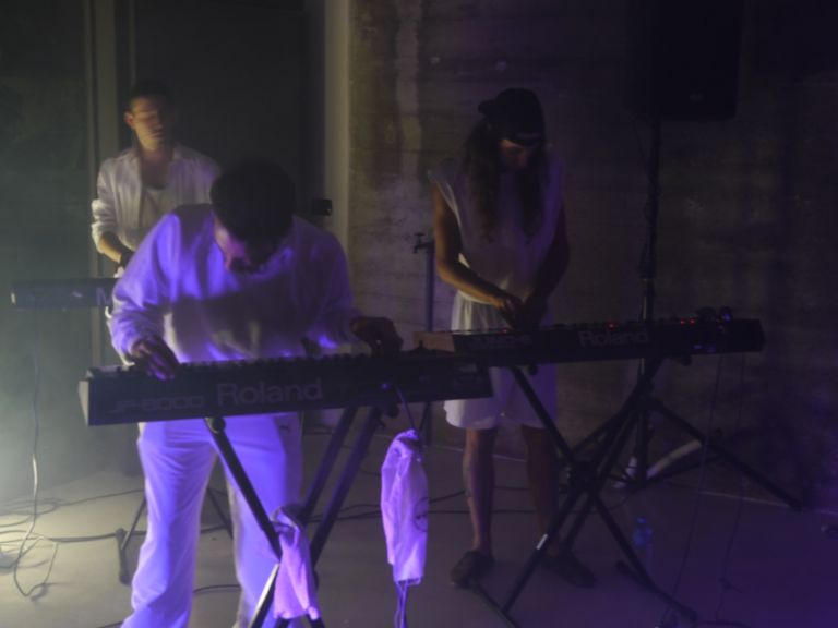 La performance di Lorenzo Senni 2 Novità a Milano: la Gloria Maria Gallery più che lasciare raddoppia! Una performance di Lorenzo Senni chiude lo spazio in via Watt, un intervento di Thomas De Falco inaugura in autunno la collaborazione con il brand Les Copains