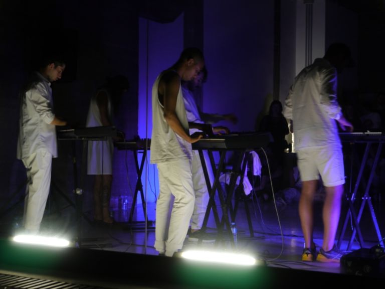 La performance di Lorenzo Senni 3 Novità a Milano: la Gloria Maria Gallery più che lasciare raddoppia! Una performance di Lorenzo Senni chiude lo spazio in via Watt, un intervento di Thomas De Falco inaugura in autunno la collaborazione con il brand Les Copains