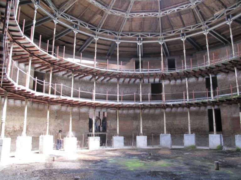 La platea e i palchi del Teatro Verdi di Ferrara come sono oggi Questa piazza non è un parcheggio! Progetti sostenibili a Ferrara, per trasformare il fu Teatro Verdi in un nuovo spazio per la cultura. Si parte a ottobre, grazie al crowd-funding e a un concorso che seleziona giovani artisti