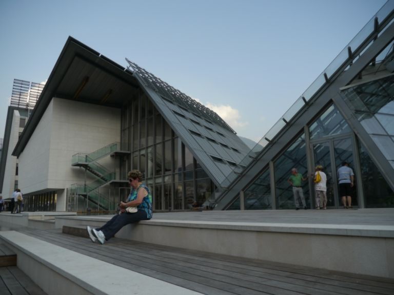 MUSE esterno “La spesa per questo museo? Minima se pensiamo a tutti gli sprechi che abbiamo ogni giorno sotto gli occhi”. Così Renzo Piano in quel di Trento, dove si inaugura il suo MUSE: ecco la fotogallery dell’opening