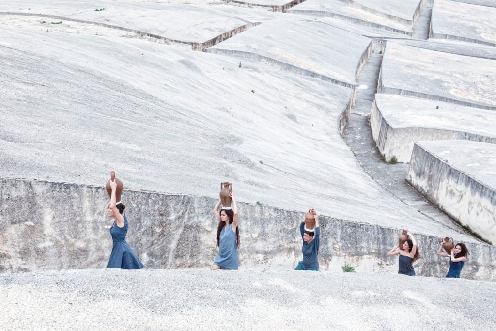 Un corteo di portatrici d’acqua si avventura per il Grande Cretto di Burri a Gibellina. Immagine mitologica quella scelta da Marzia Migliora come cartolina per la nona Giornata del Contemporaneo, fissata da AMACI il prossimo 5 ottobre