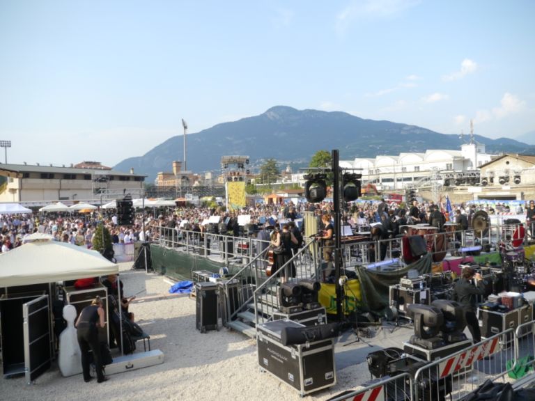 Nelbackstage del MUSE “La spesa per questo museo? Minima se pensiamo a tutti gli sprechi che abbiamo ogni giorno sotto gli occhi”. Così Renzo Piano in quel di Trento, dove si inaugura il suo MUSE: ecco la fotogallery dell’opening