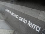 Opiemme Un fiume di Parole 2 Un murale da guinness. Fiume di parole sui marciapiedi di Torino: sette chilometri firmati Opiemme. Riqualificare Barca e Bertolla, quartieri di lavandai e barcaioli. Con la poesia