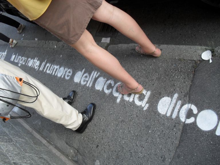 Opiemme Un fiume di Parole 4 Un murale da guinness. Fiume di parole sui marciapiedi di Torino: sette chilometri firmati Opiemme. Riqualificare Barca e Bertolla, quartieri di lavandai e barcaioli. Con la poesia