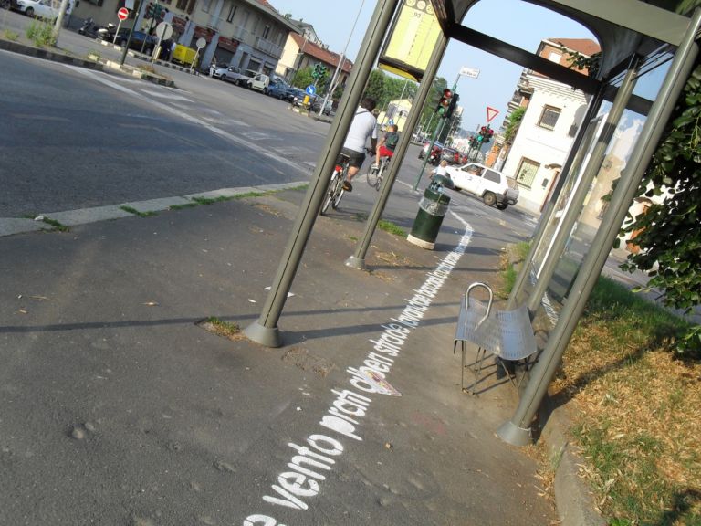 Opiemme Un fiume di Parole 7 Un murale da guinness. Fiume di parole sui marciapiedi di Torino: sette chilometri firmati Opiemme. Riqualificare Barca e Bertolla, quartieri di lavandai e barcaioli. Con la poesia