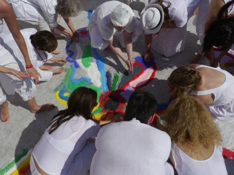 P1020953 Tanti auguri Dalai Lama! Per il compleanno della massima carica religiosa buddista cento performer creano, nel Padiglione Tibet alla Biennale di Venezia, un gigantesco mandala di sale