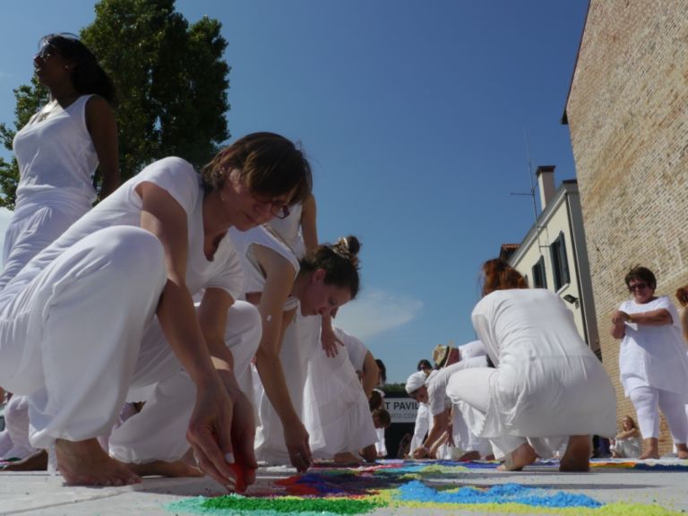 P1020966 Tanti auguri Dalai Lama! Per il compleanno della massima carica religiosa buddista cento performer creano, nel Padiglione Tibet alla Biennale di Venezia, un gigantesco mandala di sale