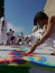 P1020972 Tanti auguri Dalai Lama! Per il compleanno della massima carica religiosa buddista cento performer creano, nel Padiglione Tibet alla Biennale di Venezia, un gigantesco mandala di sale