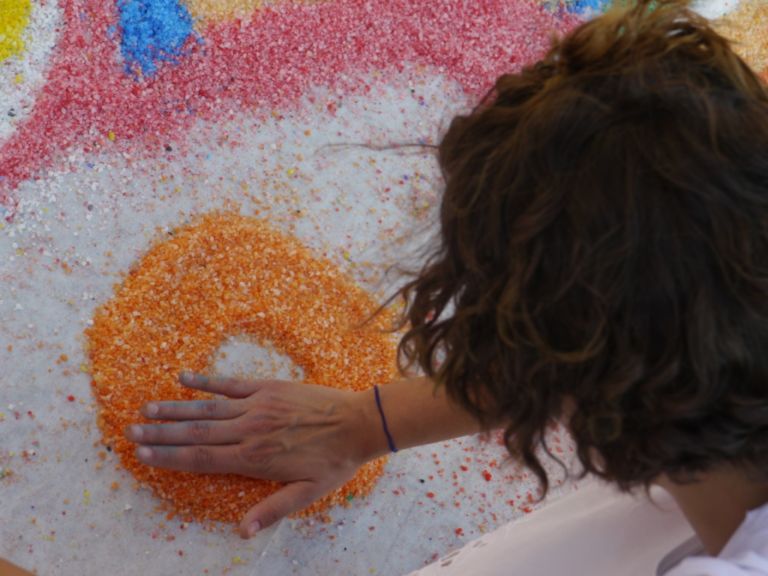 P1030035 Tanti auguri Dalai Lama! Per il compleanno della massima carica religiosa buddista cento performer creano, nel Padiglione Tibet alla Biennale di Venezia, un gigantesco mandala di sale