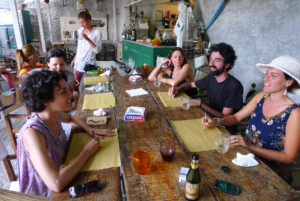 Artisti in vacanza, sull’isola di Ponza. Quando l’otium è conviviale e creativo: ecco le prime foto della residenza ideata da Alberto Di Fabio, per nove colleghi in trasferta