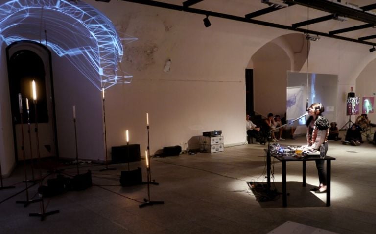 P1190186 800x497 Un concerto per voce e luci. A chiudere il Video Sound Art Festival di Milano è la performance di Iokoi, promessa dell’elettronica che “suona” con in suoi vocalizzi l’installazione multimediale di Sebastian Neitsch