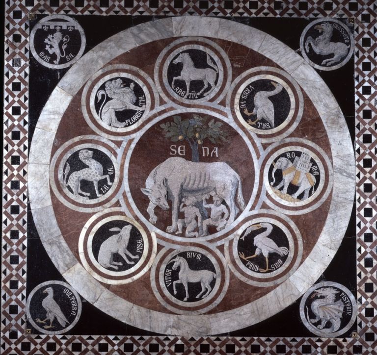 Particolare Pavimento Duomo Siena Lupa Il pavimento del Duomo di Siena in tutto il suo splendore. Il trionfo di decorazioni marmoree torna calpestabile per pochi mesi: insieme a La Porta del Cielo, una nuova apertura straordinaria a favore di turisti