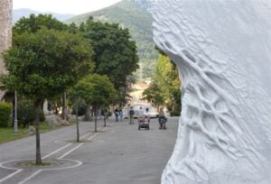 Giuseppe Penone a Carrara. Una nuova scultura a cielo aperto, di fronte l’Accademia. Increspature nel marmo, tra memorie di corpi e di paesaggi: le foto, dal Marble Weeks