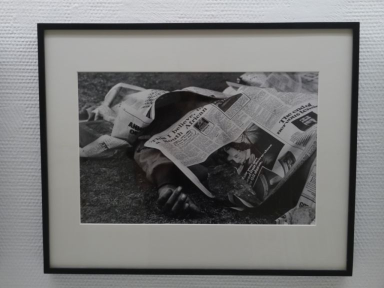 Peter Magubane documenta gli scontri del 1976 in Sudafrica L’apartheid secondo Enzewor, che porta al PAC di Milano settanta autori per raccontare il processo di emancipazione dei neri in Sudafrica. Fotografia protagonista, ma spuntano anche i disegni animati di William Kentridge