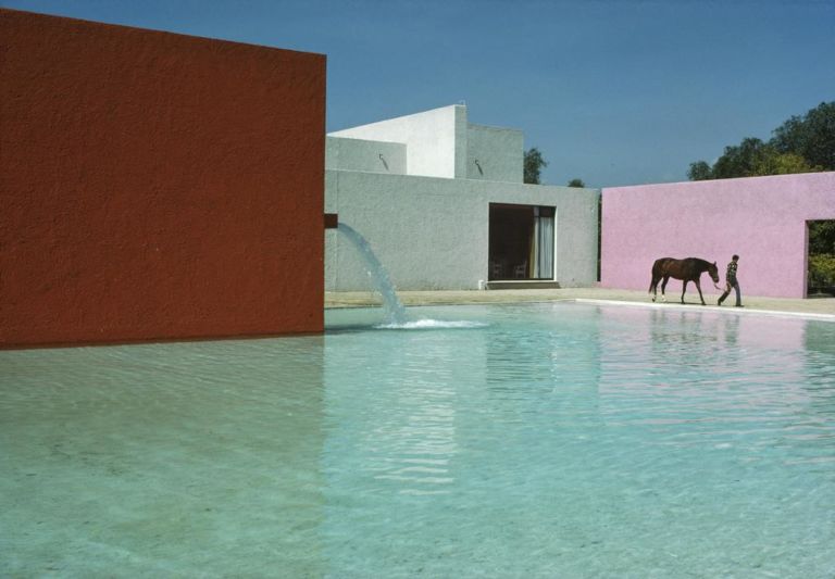 Renè Burri Mexico City San Cristobal 1976 Stable horse pool and house 1967 68 © Rene Burri Magnum Photos Renè Burri. Una vita in sei scatti: conversazioni sulla fotografia